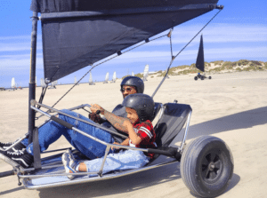 Blokarten met kinderen ijmuiden Vader en zoon die samen blokarten op het strand van IJmuiden tijdens een gezinsactiviteit met kinderen
